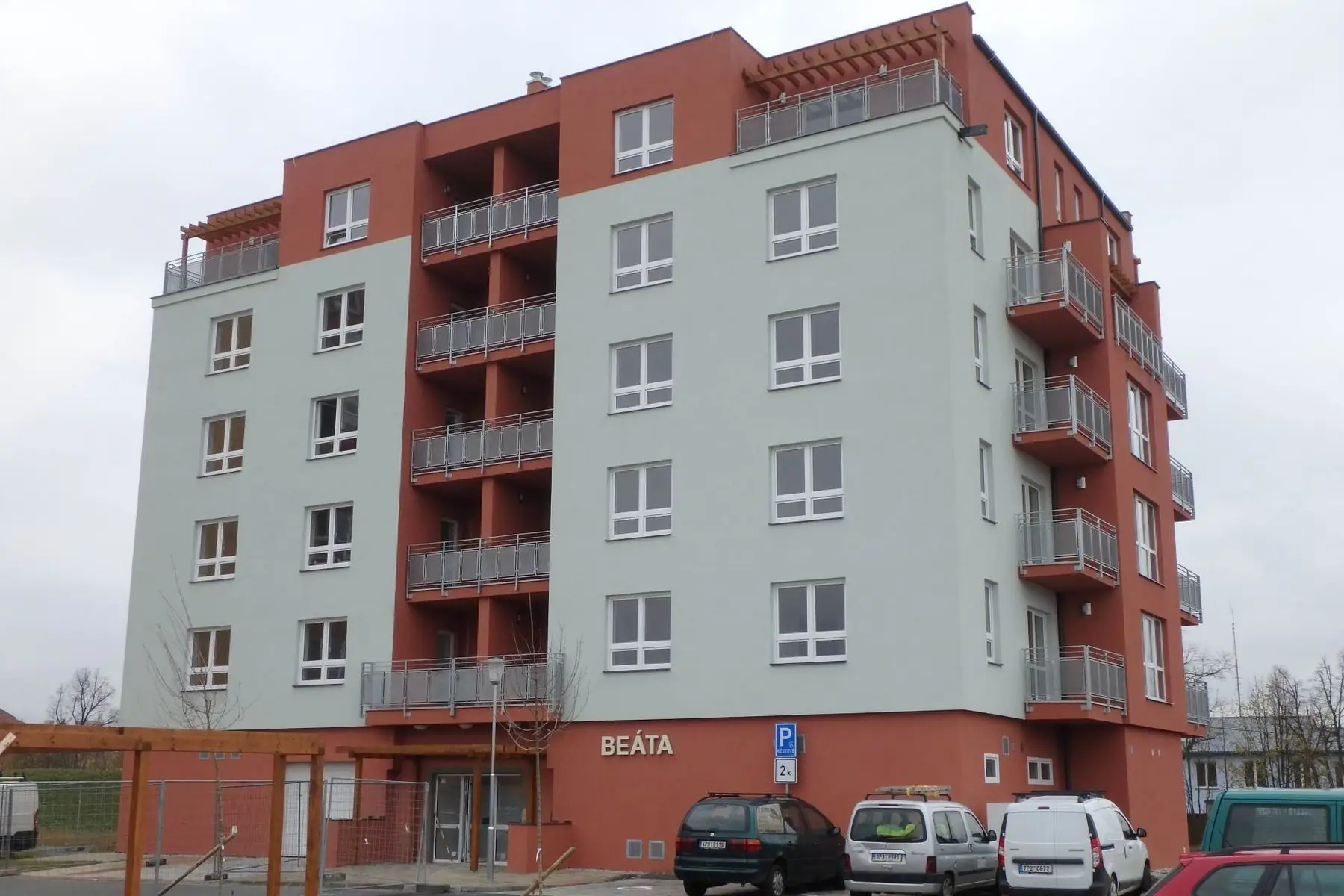 Zateplená fasáda bytového domu Beata – realizace JISE Stavby