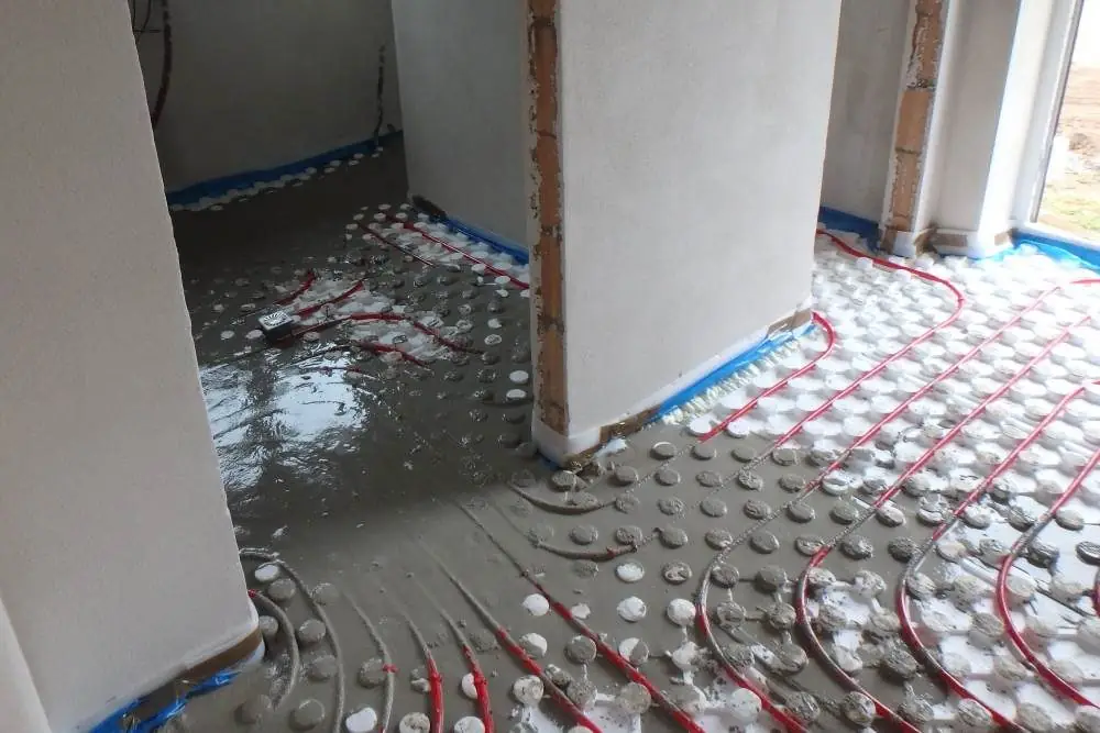 Lití samonivelační podlahy na podlahové topení